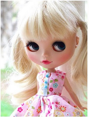 Blonde blythe doll
